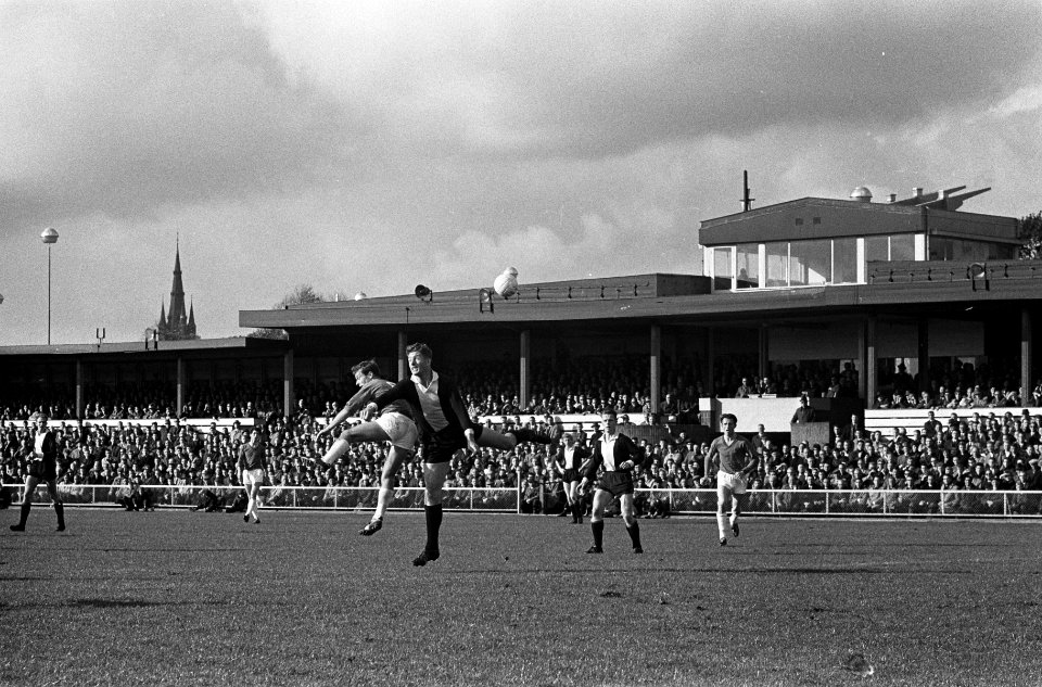 Voetbal. 't Gooi tegen Alkmaar. Sietse de Vries (Alkmaar), van der Eshof ('t Goo, Bestanddeelnr 915-6237