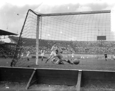 Voetbal. Nederlands kampioenschap. Ajax tegen Hermes DVS 1-2. Hermes heeft gesco, Bestanddeelnr 905-1189