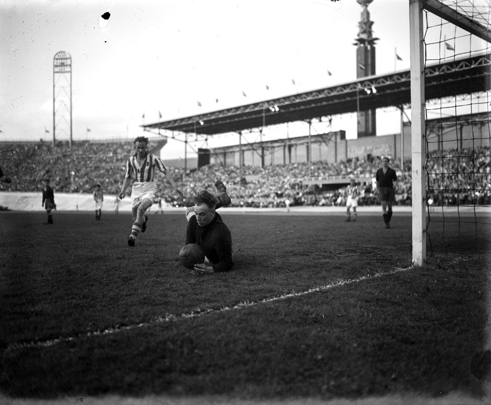 Voetbal. Haarlem tegen Heerenveen 1-3. Haarlem keeper Verkaaik redt, Bestanddeelnr 934-6836