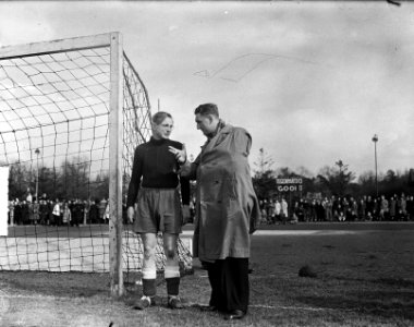Voetbal. 't Gooi-Stormvogels 1-0. Piet Kraak, de geblesseerde 1e doelman van Sto, Bestanddeelnr 903-2748