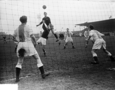 Voetbal. Haarlem tegen De Volewijckers (1-0). Spelmoment voor het doel van de Vo, Bestanddeelnr 904-9128