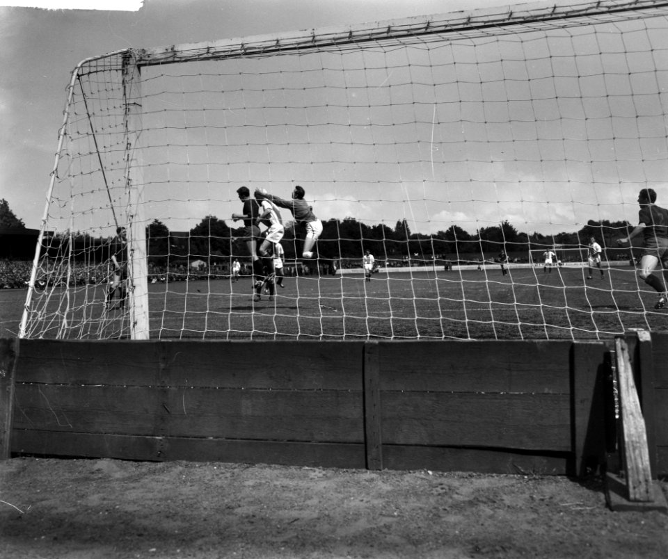 Voetbal. Hilversum tegen Haarlem 2-1, Bestanddeelnr 912-5280