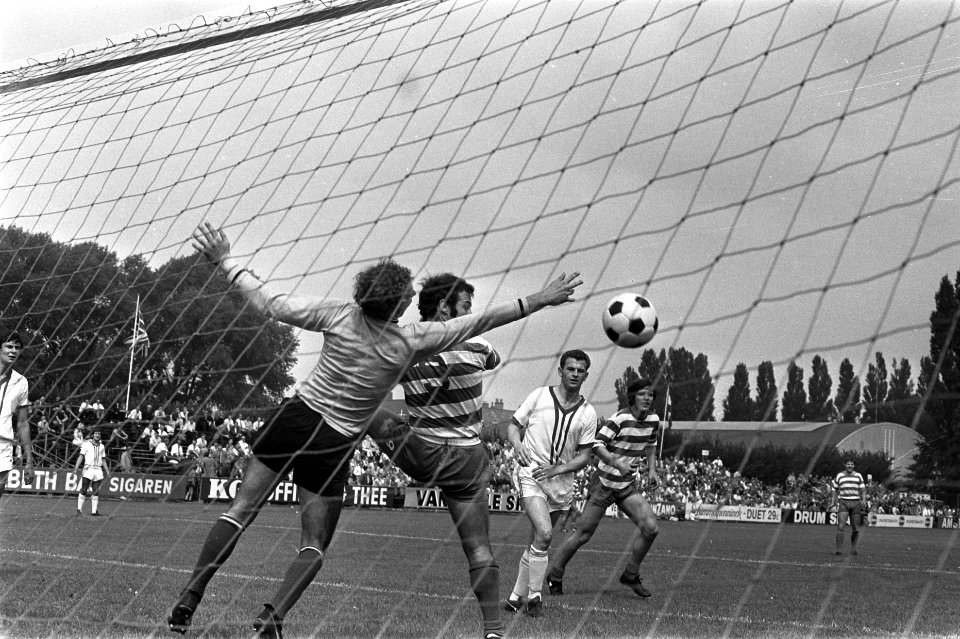 Voetbal, Vriendschappelijk Blauw-Wit tegen Holland Sport 1-1 spelmoment voor d, Bestanddeelnr 923-7374