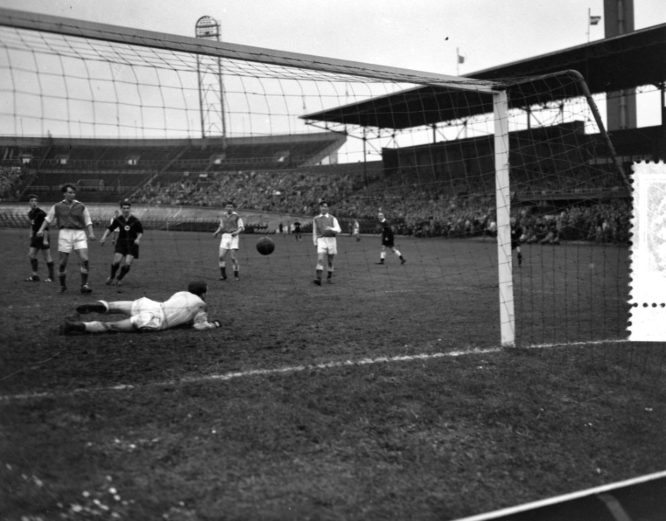 Voetbal Amsterdam tegen HVC 2-1, Bestanddeelnr 907-4455