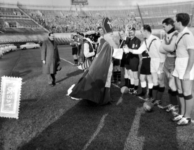 Voetbal Amsterdam tegen EBOH, Sinterklaas op het veld, Bestanddeelnr 907-4820