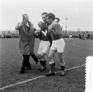 Voetbal AVRO tegen Club van 100 Cees de Lange gewond, Bestanddeelnr 908-4918
