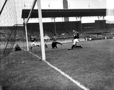 Voetbal Amsterdam tegen Enschede 0-2. Van links Voges, Weemink, Visser, Janssen, Bestanddeelnr 908-0911