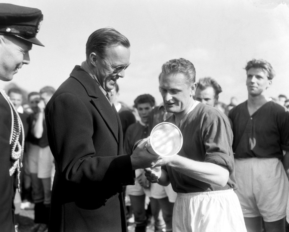 Voetbal Ajax tegen PSV om beker van Prins Bernhard Prins Bernhard met Van Dij, Bestanddeelnr 908-5410
