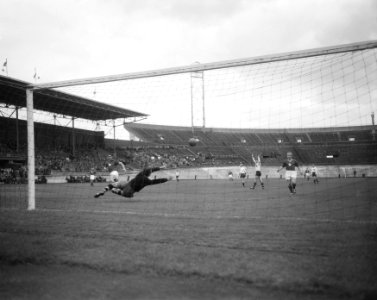 Voetbal Amsterdam tegen NAC 3-2 Keeper Goedhart (NAC), Bestanddeelnr 908-8918