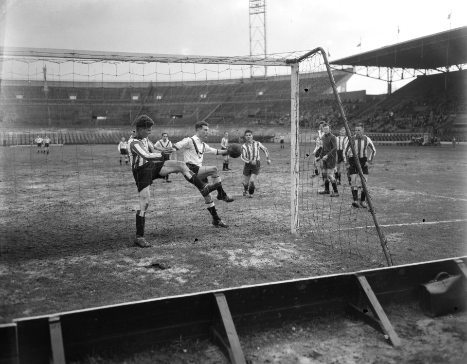 Voetbal Amsterdam tegen Leeuwarden 3-0 aangetast, Bestanddeelnr 907-0311