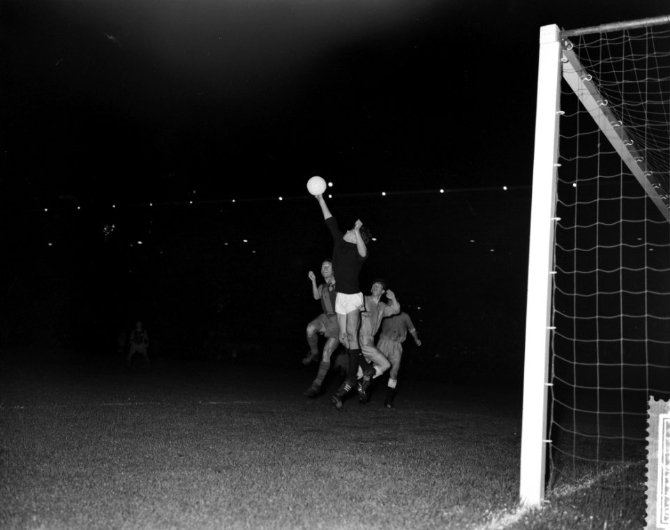 Voetbal Amsterdams selectie tegen Barcelona Keeper Jan Jongbloed in actie, Bestanddeelnr 911-5276