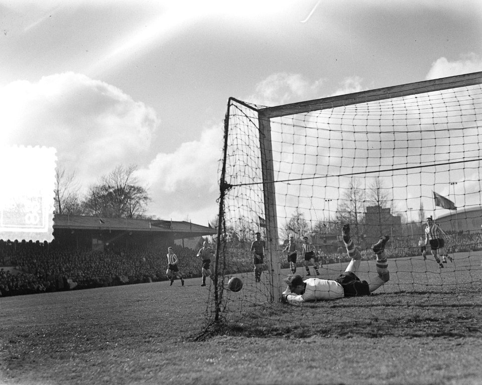 Voetbal. PSV tegen Eindhoven. Spelmomenten, Bestanddeelnr 905-6488