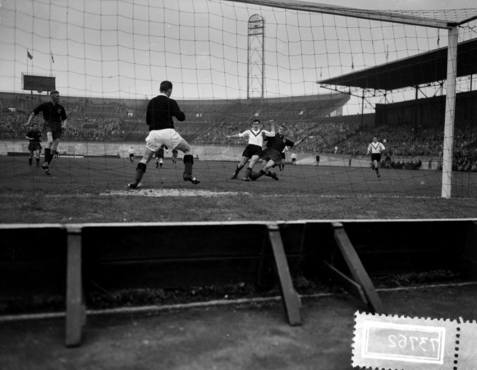 Voetbal Amsterdam tegen Excelsior 1-2, keeper Den Hertog, Bestanddeelnr 907-3762