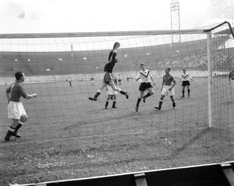 Voetbal Amsterdam tegen Stormvogels 0-1, doelman De Graaf in actie, Bestanddeelnr 907-2980