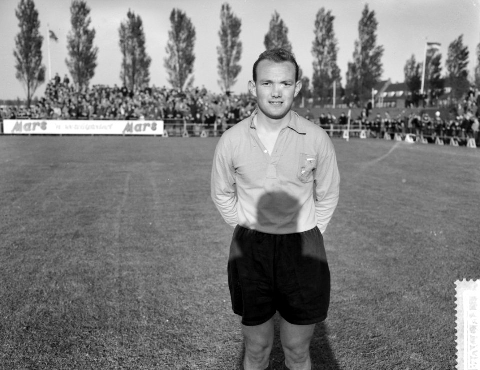 Voetbal amateurs Nederland tegen Frankrijk te Leeuwarden midvoor Nederland Van D, Bestanddeelnr 910-3504