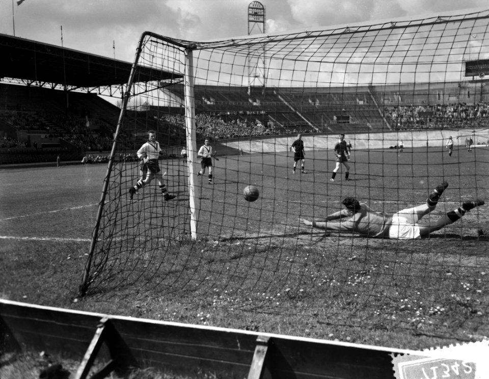 Voetbal Amsterdam tegen Longa 4-3, Bestanddeelnr 907-1342