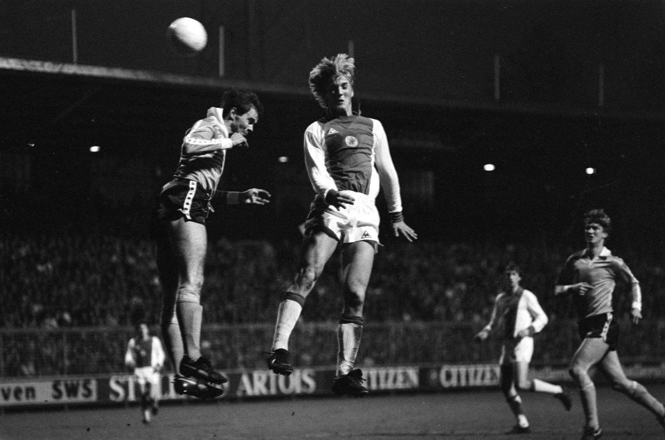 Voetbal Ajax tegen Sparta. Kieft (m.) kopt hier het eerste doelpunt, Bestanddeelnr 932-0915