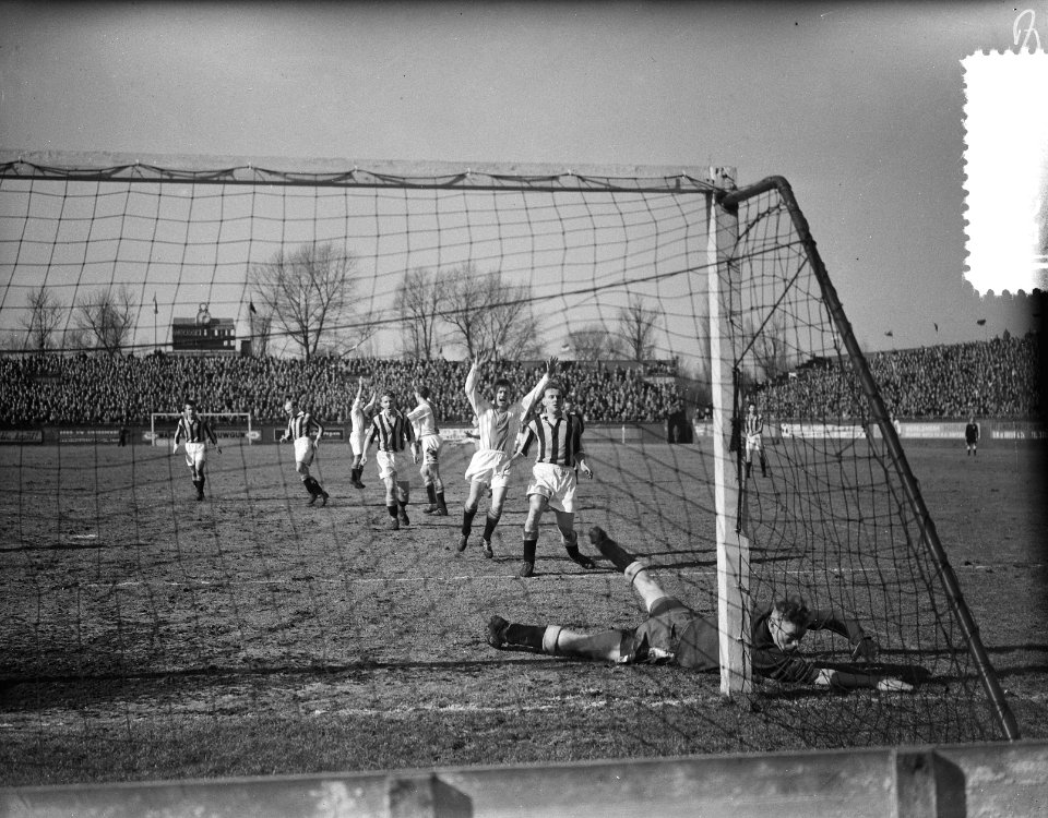 Voetbal Ajax tegen Vitesse 2-0. Ajax scoort, Bestanddeelnr 907-6375