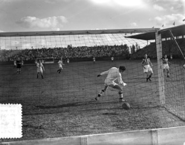 Voetbal Ajax tegen Heracles (1-0). Doelpunt Ajax, Bestanddeelnr 905-3346
