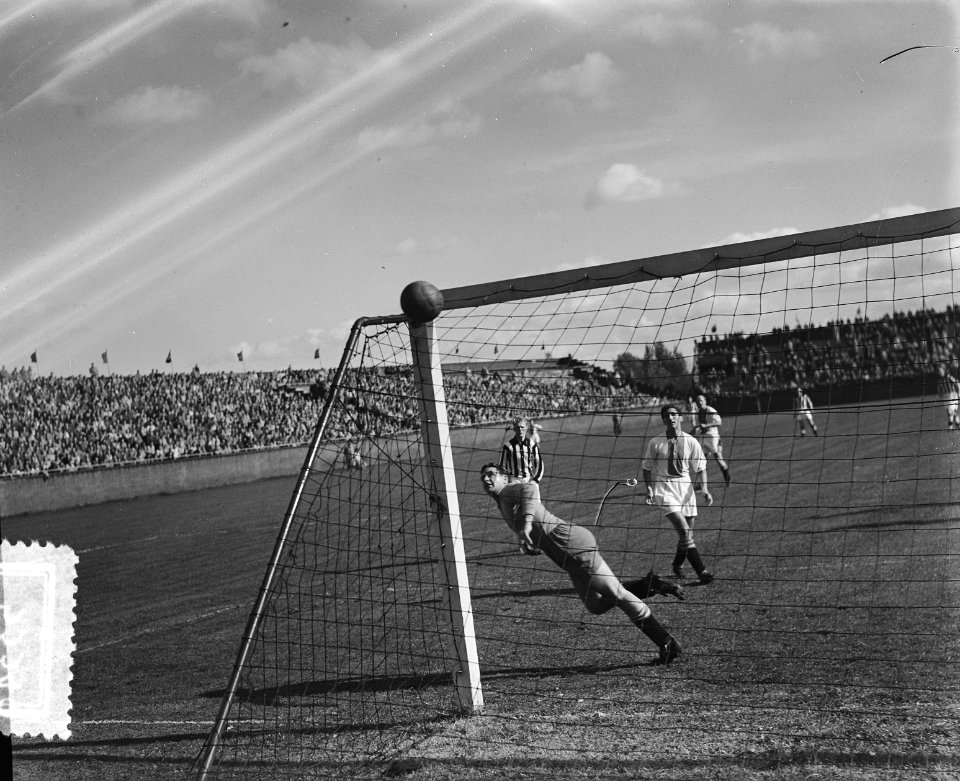 Voetbal Ajax tegen Heracles (1-0). Spelmoment, Bestanddeelnr 905-3348
