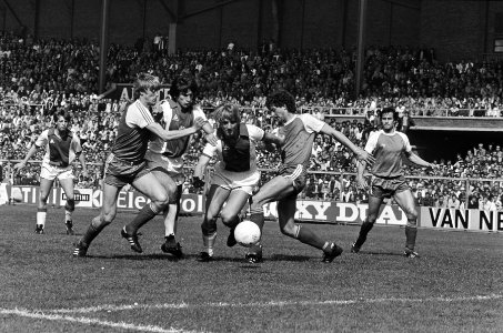 Voetbal Ajax tegen PSV 3-0. Wim Kieft en Ling breken door PSV-verdediging, Bestanddeelnr 932-1092
