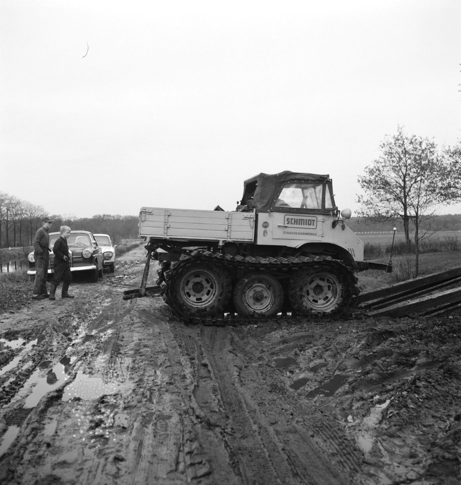 Voertuigen, rupsbanden, auto's, arbeiders, modderpaden, Bestanddeelnr 253-5645