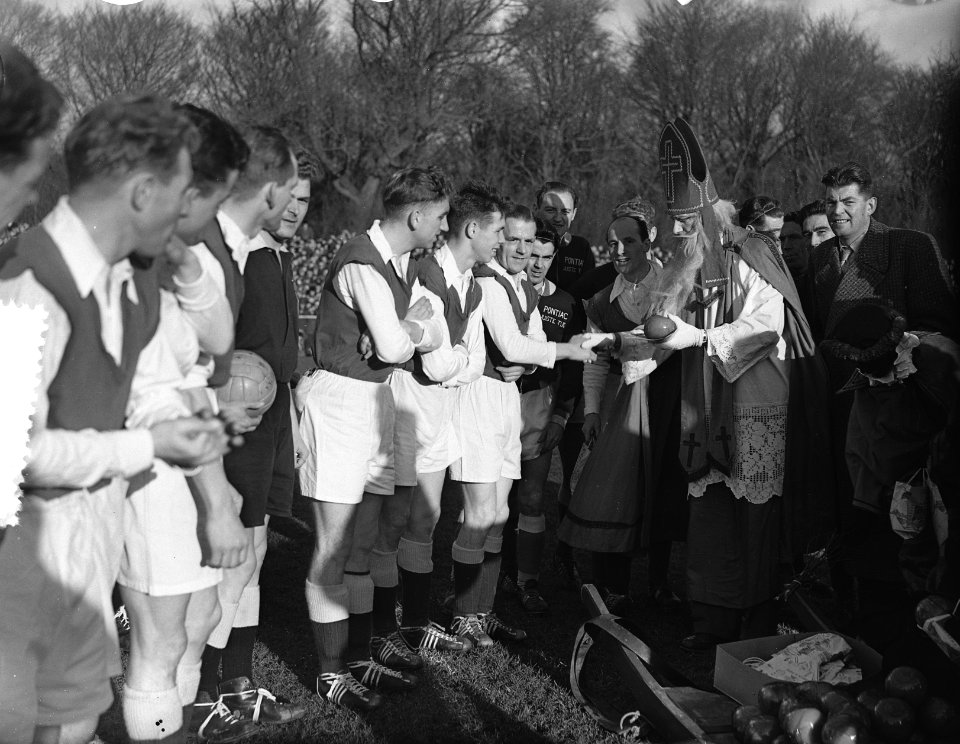 Voetbal Alkmaar tegen Elinkwijk. Bezoek van Sinterklaas, Bestanddeelnr 907-4815