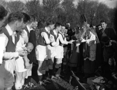 Voetbal Alkmaar tegen Elinkwijk. Bezoek van Sinterklaas, Bestanddeelnr 907-4815