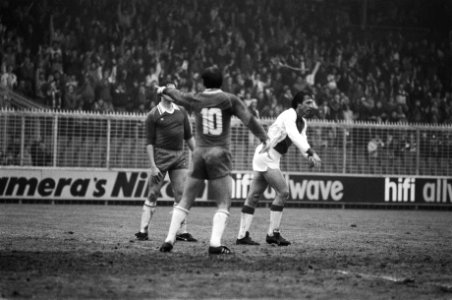 Voetbal Ajax tegen Willem II 4-1. Nummer 11 Cruijff scheldt de scheidsrechter ui, Bestanddeelnr 931-9598