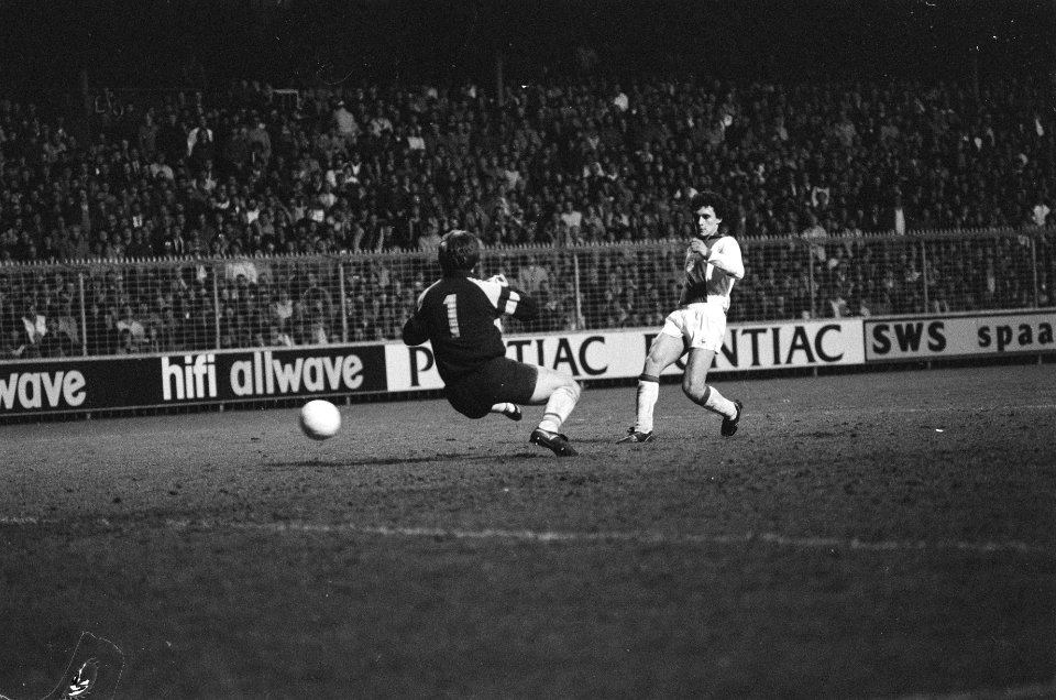 Voetbal Ajax tegen Sparta. Vanenburg (r.) van Ajax scoort, Sparta-keeper Formann, Bestanddeelnr 932-0916