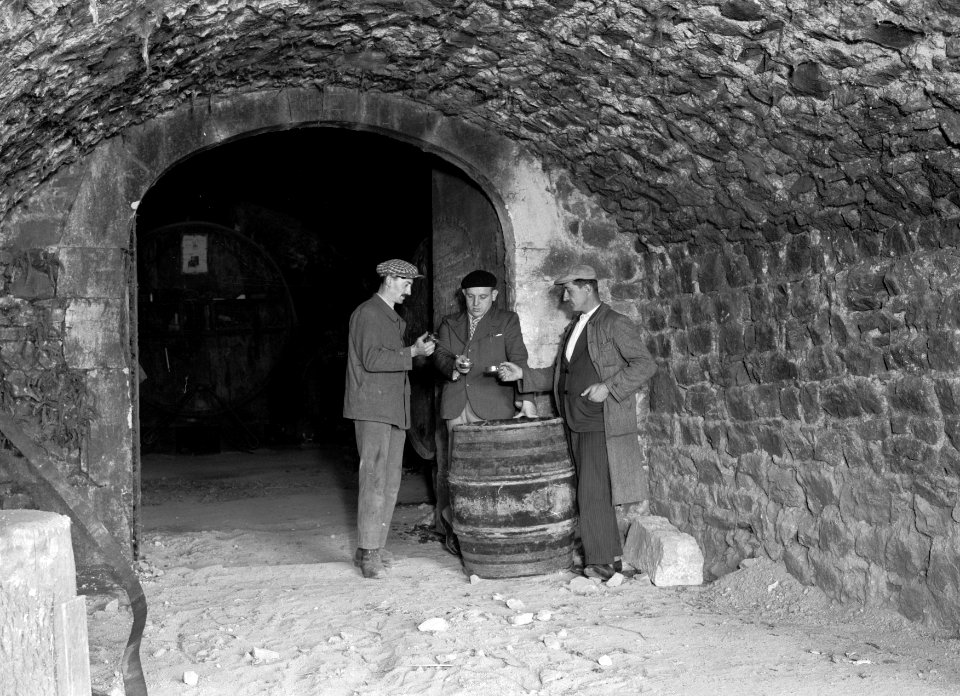 Wijn proeven in de kelder van Caves du Chateau de la Chaize, Bestanddeelnr 191-0321