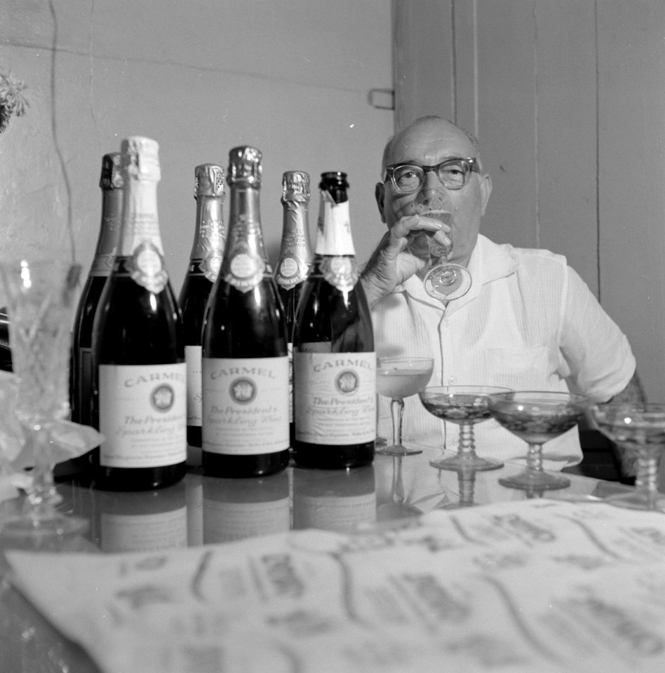 Wijnbedrijf Carmel Mizrachi Wineries te Rishon le Zion Het keuren van de champa, Bestanddeelnr 255-4881
