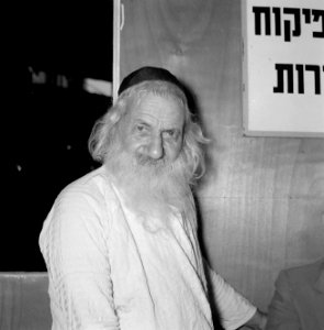 Wijnbedrijf Carmel Mizrachi Wineries te Rishon le Zion Portret van een Jemeniti, Bestanddeelnr 255-4887