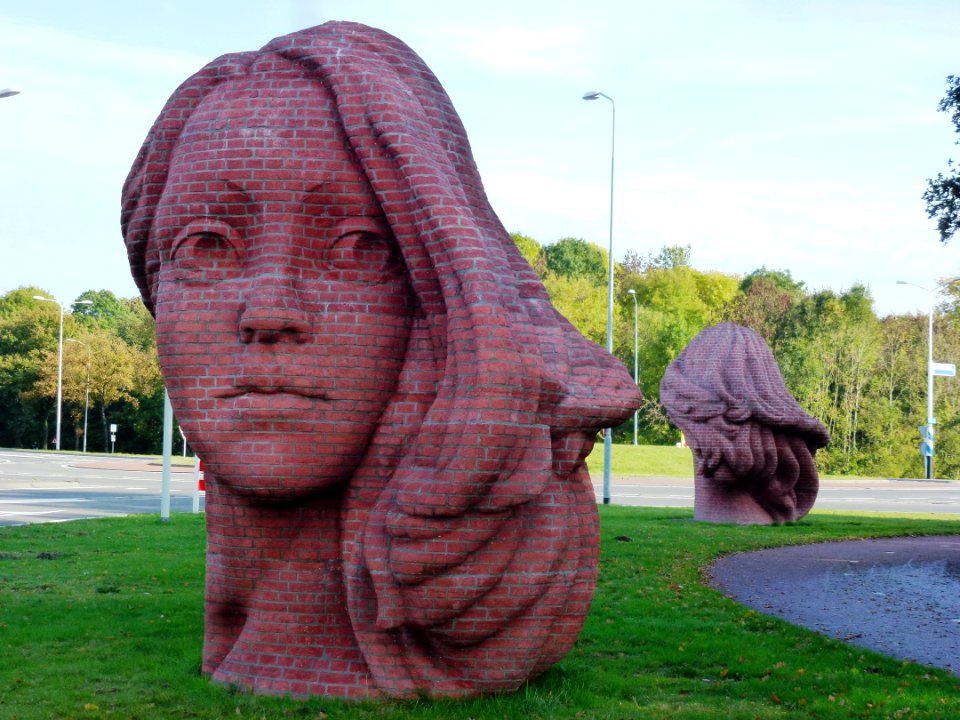 Wijchen, sculptuur Twee monumentale hoofden, Bea Stienstra 2012