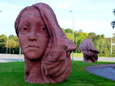 Wijchen, sculptuur Twee monumentale hoofden, Bea Stienstra 2012