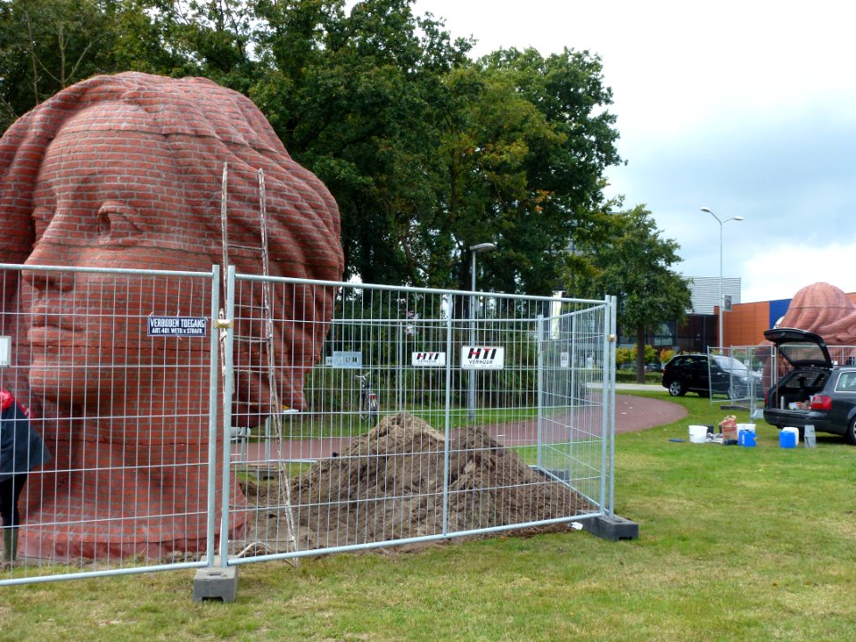 Wijchen, Twee monumentale hoofden door Elisabet Stienstra ter voltooing op locatie (1)