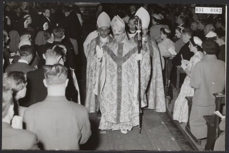 Wijding van mgr. M.A. Jansen tot bisschop van Rotterdam. Na afloop scheed hij be, Bestanddeelnr 091-0802