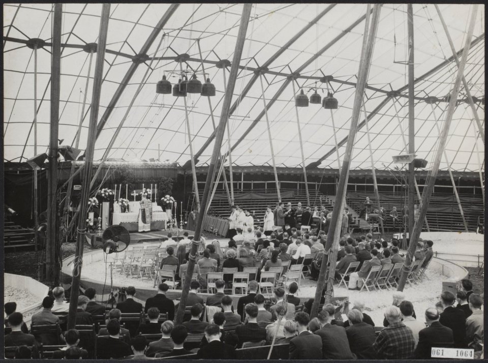 Wijding van de nieuwe tent van het Nederlandse Circus Mullens. Overzicht tijdens, Bestanddeelnr 061-1064