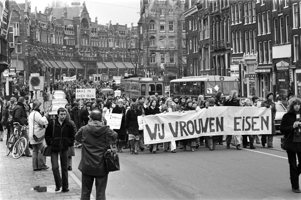 Wij vrouwen eisen demonstreert in Amsterdam tegen beslissing abortuswetsontwer, Bestanddeelnr 928-9430