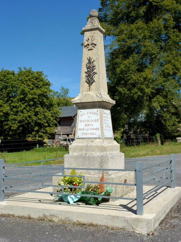 Wignicourt (Ardennes) monument aux morts