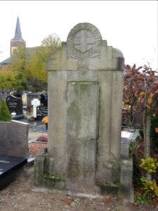 Wijchen (Geld.) kerkhof, graf Gomarius Mes achterkant grafsteen