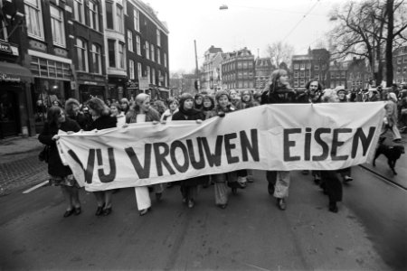Wij vrouwen eisen demonstreert in Amsterdam tegen beslissing abortuswetsontwer, Bestanddeelnr 928-9433