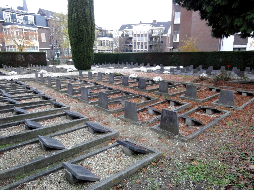 Wijchen (Geld.) zusterbegraafplaats Tienakker (01)