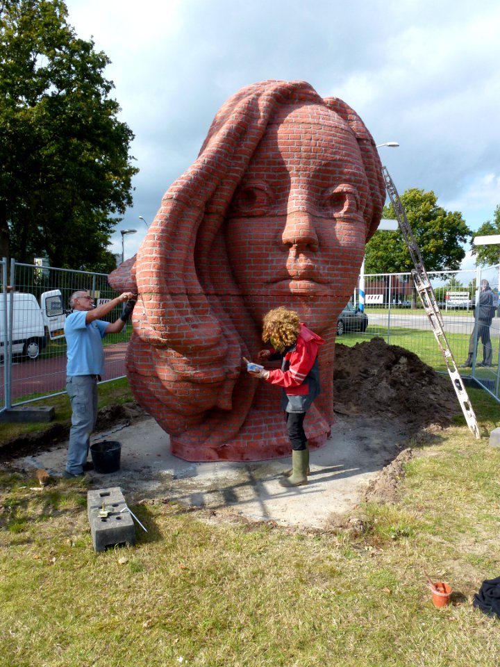 Wijchen, Twee monumentale hoofden door Elisabet Stienstra tijdens voltooing op locatie (1)