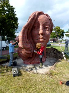 Wijchen, Twee monumentale hoofden door Elisabet Stienstra tijdens voltooing op locatie (1)