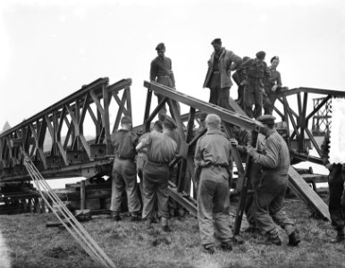 Wijchen. Bouw militaire bruggen over arm van de Maas, Bestanddeelnr 906-0342