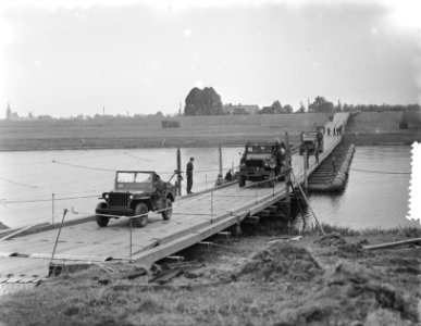 Wijchen. Bouw militaire bruggen over arm van de Maas, Bestanddeelnr 906-0338