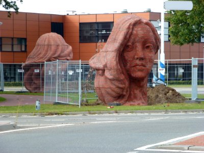 Wijchen, Twee monumentale hoofden door Elisabet Stienstra ter voltooing op locatie (2)