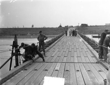 Wijchen. Bouw militaire bruggen over arm van de Maas, Bestanddeelnr 906-0341
