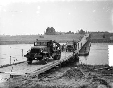 Wijchen bouw militaire bruggen over arm van de Maas, Bestanddeelnr 906-0344